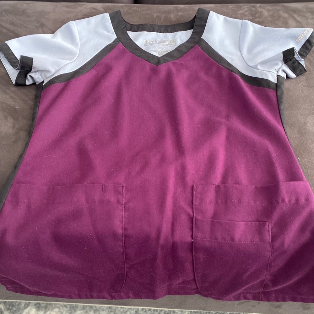 Women’s greys anatomy scrub top / gently used ✨